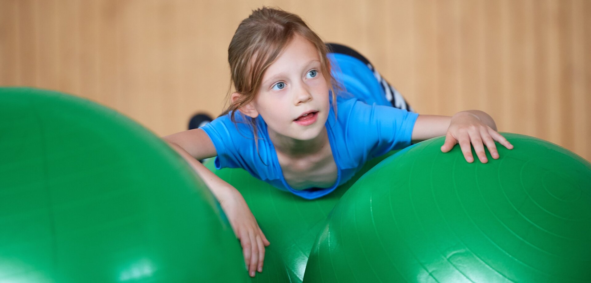 Mädchen auf grünen Gymnastikbällen