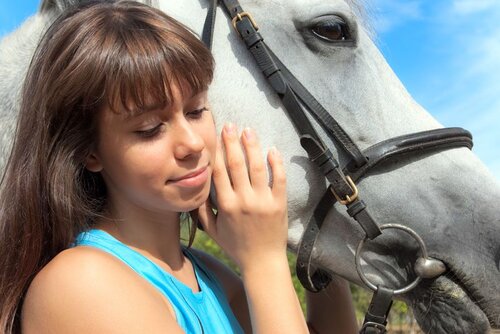 junge Frau mit Pferd