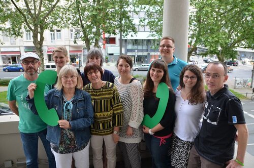 Gruppenfoto mit Papiertelefonhöhrer